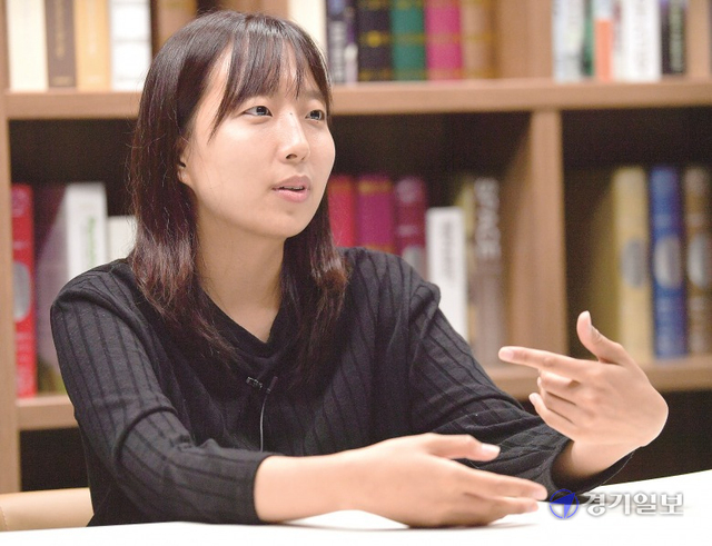 독립영화에서 주목받고 있는 이다영 감독이 인터뷰를 하고 있다.
