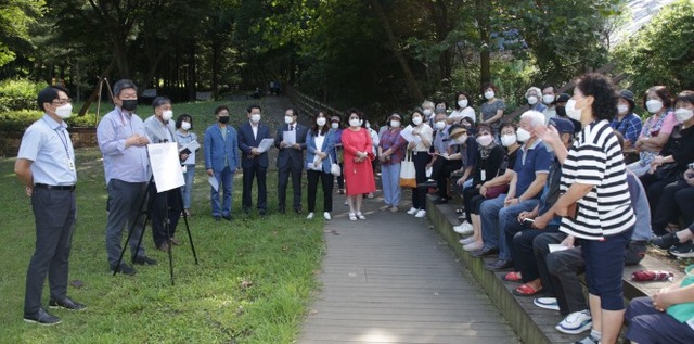 부천시의회 도시교통위원회가 지난 14일 ‘부천시 도심 공공주택 복합사업’의 진행 상황을 점검하기 위해 5차 선도사업 후보지 ‘원미사거리 북측’ 현장을 방문해 주민들과 함께 사업 설명을 듣고 있다.