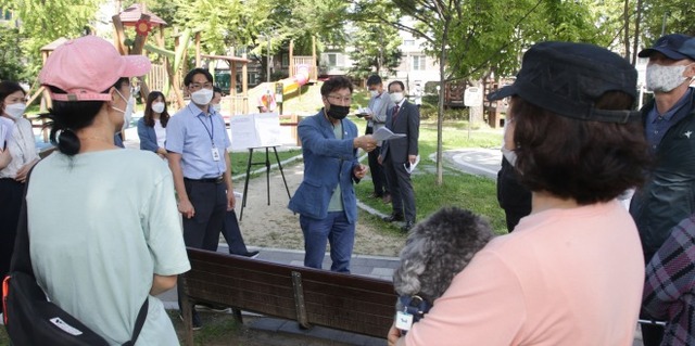 부천시의회 도시교통위원회가 지난 14일 ‘부천시 도심 공공주택 복합사업’의 진행 상황을 점검하기 위해 5차 선도사업 후보지 ‘원미사거리 북측’ 현장을 방문해 주민들과 함께 사업 설명을 듣고 있다.