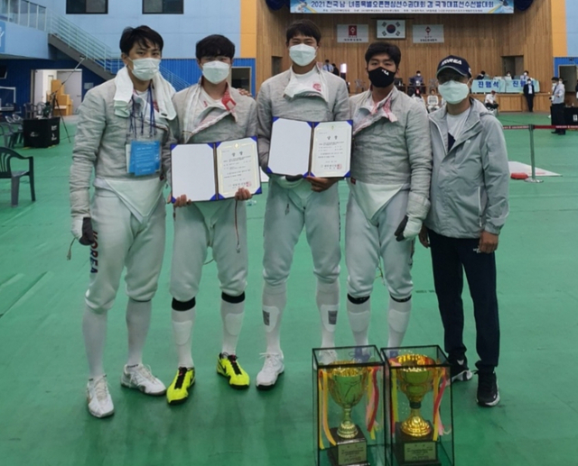 2021 전국남녀종목별오픈펜싱선수권대회 남자 사브르 단체전서 우승한 성남시청 선수단.성남시청 제공