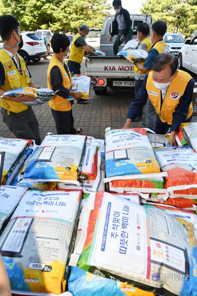 16일 오전 추석을 앞두고 지산그룹 한주식 회장과 대한적십자사 경기도지사 관계자들이 용인실내체육관 앞에서 용인, 안성, 이천지역 취약계층 가정에 전달할 쌀과 식료품세트를 차량에 싣고 있다. 이 물품은 지산그룹이 후원한 기금으로 마련했다. 김시범기자