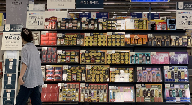 수원시 한 대형마트에 추석 명절 선물 세트가 진열돼 있다. 경기일보DB