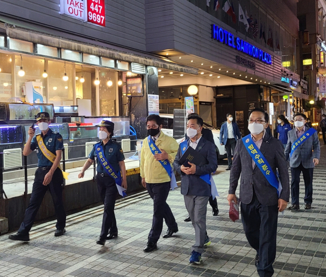 안양만안경찰서는 추석 연휴 코로나19 확산방지를 위해 지난 16일 오후 유관기관 합동점검을 실시했다. 안양만안경찰서 제공