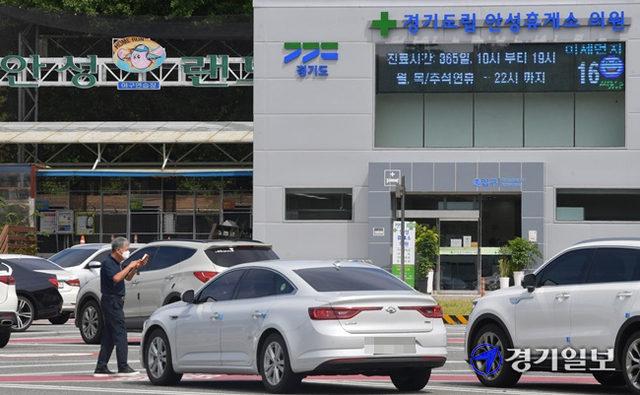 추석 연휴를 하루 앞둔 지난 17일 오후 경부고속도로 서울방향 안성휴게소에 위치한 경기도립 안성휴게소 의원에 추석 연휴 오후 10시까지 연장 운영을 한다는 내용의 안내문이 전광판에 표출되고 있다. 경기도립 안성휴게소의원은 도민들이 건강하고 안전한 추석 연휴를 보낼 수 있도록 추석 연휴 기간 진료 시간을 오후 10시까지 연장한다. 조주현기자