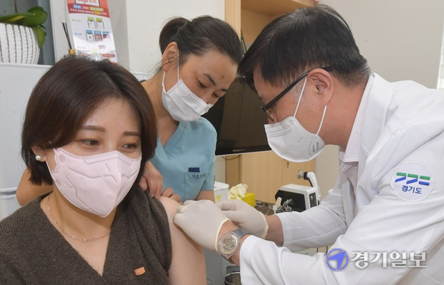 추석 연휴를 하루 앞둔 지난 17일 오후 경부고속도로 서울방향 안성휴게소에 위치한 경기도립 안성휴게소 의원에서 시민이 코로나19 백신을 접종받고 있다. 경기도립 안성휴게소의원은 도민들이 건강하고 안전한 추석 연휴를 보낼 수 있도록 추석 연휴 기간 진료 시간을 오후 10시까지 연장한다. 조주현기자