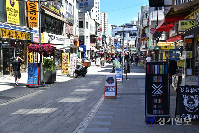 18일 오후 오산 미 공군기지 주변 쇼핑몰거리가 주말임에도 한산한 모습을 보이고 있다. 코로나19 여파로 주한미군 및 가족이 외출을 자제하면서 미군기지 주변 상권이 큰 타격을 받고 있다. 김시범기자