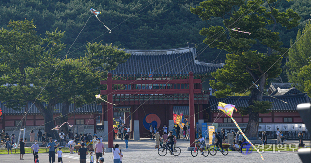 추석인 20일 오후 수원 화성행궁에서 시민이 즐거운 시간을 보내고 있다.조주현기자