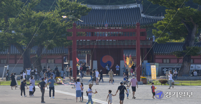 추석인 20일 오후 수원 화성행궁에서 시민이 즐거운 시간을 보내고 있다.조주현기자