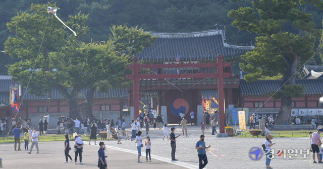 추석인 20일 오후 수원 화성행궁에서 시민이 즐거운 시간을 보내고 있다.조주현기자