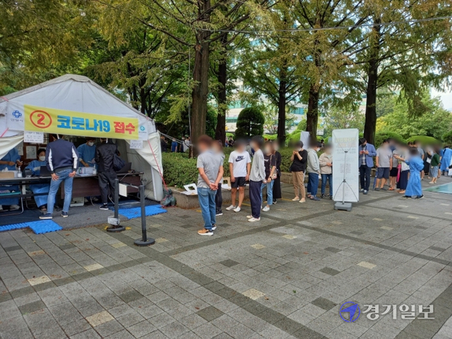 22일 오전 9시께 안양 동안구보건소 앞 임시선별검사소에서 코로나19 검사를 기다리는 시민들이 긴 줄을 이룬 채 순서를 기다리고 있다. 노성우기자