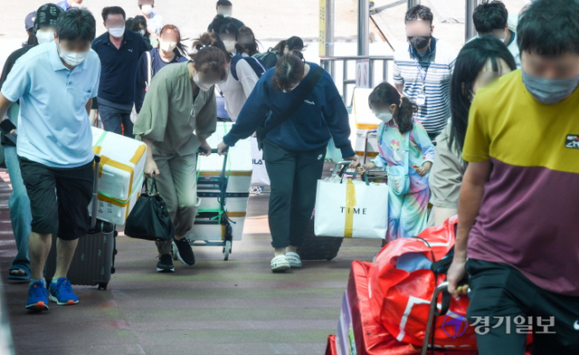 추석 연휴 마지막 날인 22일 오후 인천 옹진군 연평도에서 출발해 인천항연안여객터미널에 도착한  귀경객들이 고향의 선물을 들고 부두잔교를 빠져 나오고 있다. 장용준기자