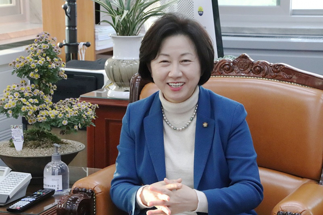 21대 국회 전반기 여성가족위원장으로 선출된 더불어민주당 송옥주 의원.