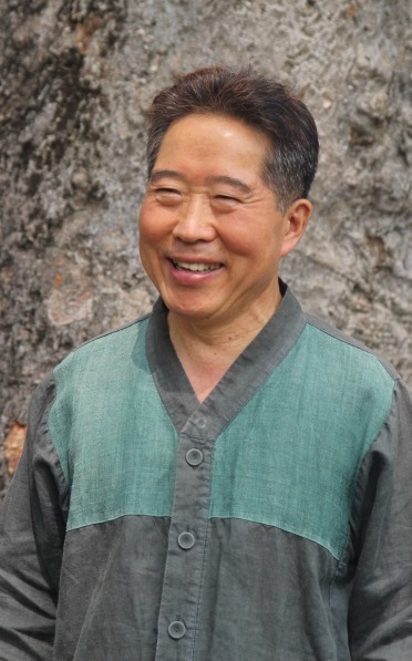 인천 청학동 마을공동체 ‘마을과 이웃’의 윤종만 대표가 마을의 상징인 느티나무 아래서 이웃과 함께 살아가는 법에 대해 얘기하고 있다.