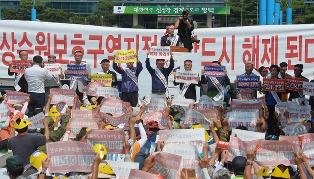 지난 6월30일 경기연구원 7층 대회의실에서 열린 평택호 유역 상생협력 업무협약식에서 (왼쪽부터) 이승재 한국농어촌공사 경기지역본부장, 김보라 안성시장, 백군기 용인시장, 이용철 경기도 제1부지사, 조희송 한강유역환경청장, 정장선 평택시장 등이 기념촬영을 하고 있다. 용인시 제공