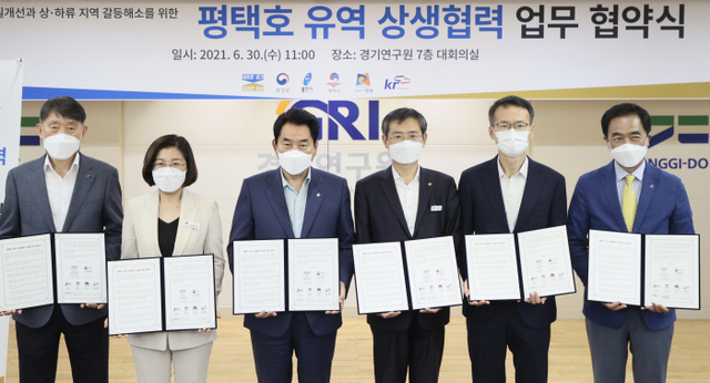 지난 6월30일 경기연구원 7층 대회의실에서 열린 평택호 유역 상생협력 업무협약식에서 (왼쪽부터) 이승재 한국농어촌공사 경기지역본부장, 김보라 안성시장, 백군기 용인시장, 이용철 경기도 제1부지사, 조희송 한강유역환경청장, 정장선 평택시장 등이 기념촬영을 하고 있다. 용인시 제공
