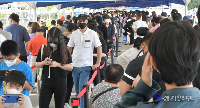 추석 연휴가 끝나자마자 전국 코로나19 신규 확진자 수가 급증하고 있다. 23일 오후 안산시 단원보건소 코로나19 선별진료소에서 검사를 받으려는 시민이 긴 줄을 이루고 있다. 조주현기자