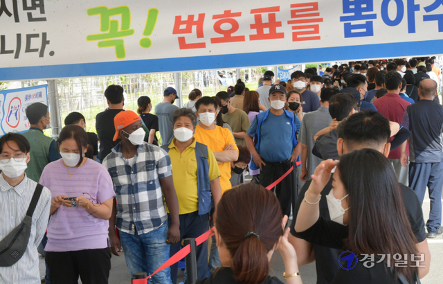 추석 연휴가 끝나자마자 전국 코로나19 신규 확진자 수가 급증하고 있다. 23일 오후 안산시 단원보건소 코로나19 선별진료소에서 검사를 받으려는 시민이 긴 줄을 이루고 있다. 조주현기자