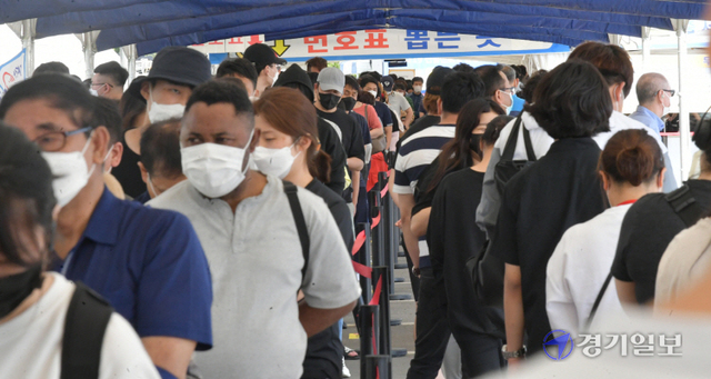 추석 연휴가 끝나자마자 전국 코로나19 신규 확진자 수가 급증하고 있다. 23일 오후 안산시 단원보건소 코로나19 선별진료소에서 검사를 받으려는 시민이 긴 줄을 이루고 있다. 조주현기자