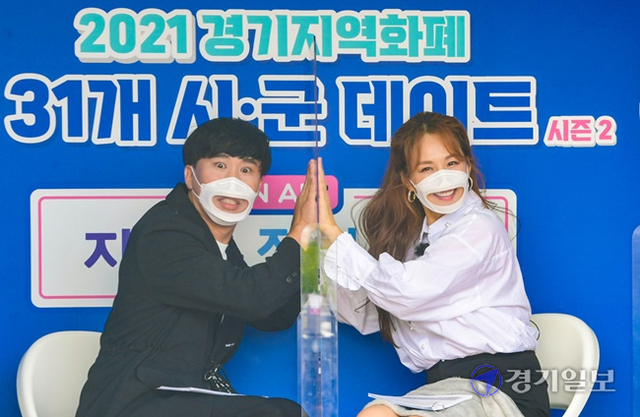 24일 오후 의정부시 경기도청 북부청사에서 열린 ‘경기지역화폐 31개 시군 데이트 지금은 점심시간 의정부시편에서 가수 채연, 개그맨 정태호, 아나운서 김일중이 경기지역화폐와 지역 명소 등을 알리고 있다. 조주현기자