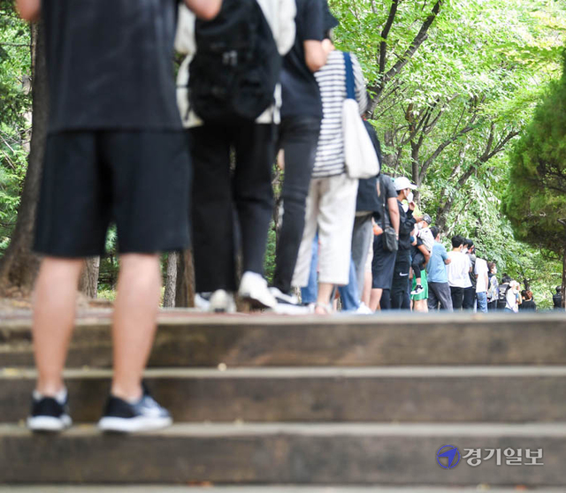 코로나19 누적 확진자 수가 30만명을 넘어선 26일 오전 인천 부평구 신트리공원임시선별검사소에  길게 늘어선 시민들이 검체 채취 순서를 기다리고 있다. 장용준기자