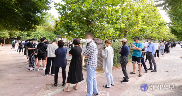 코로나19 누적 확진자 수가 30만명을 넘어선 26일 오전 인천 부평구 신트리공원임시선별검사소에  길게 늘어선 시민들이 검체 채취 순서를 기다리고 있다. 장용준기자