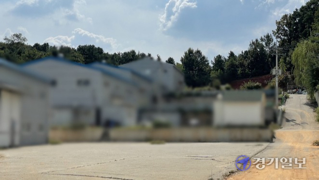 26일 안산시 상록구에서 19세 미만 여자 청소년을 강간한 죄로 징역 5년을 살고 나온 성범죄자의 주소지인 화성시 향남읍 일대에는 집이 아닌 타일 제조공장이 있다. 장희준기자