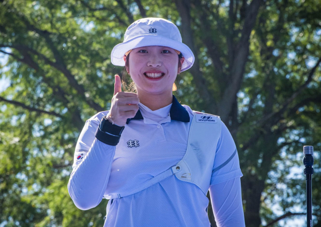 27일(한국시간) 미국 사우스다코타주 양크턴에서 열린 2021 세계양궁선수권대회 여자 리커브서 대회 2관왕을 차지한 장민희가 개인전서 우승한 뒤 환하게 미소지으며 엄지를 치켜들고 있다.대회 공식 트위터 제공
