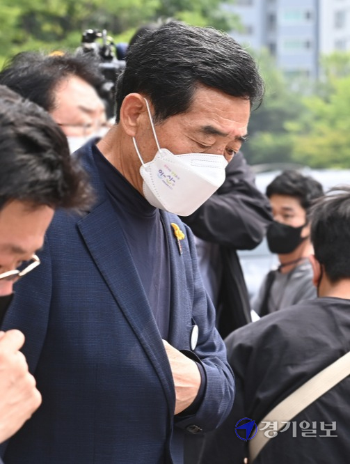 정치자금법 위반 혐의로 기소된 윤화섭 안산시장이 지난6월24일 수원지방법원 안산지원에서 열린 선고공판을 마치고 나오고 있다. 윤원규기자