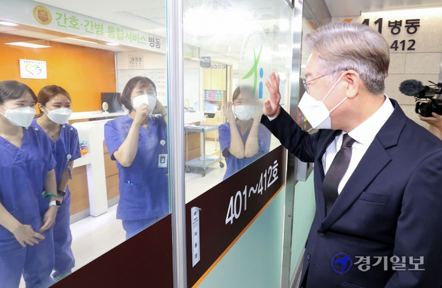 더불어민주당 대선 경선후보인 이재명 경기도지사가 28일 오전 인천 동구 인천의료원을 방문해 음압병동에서 근무하는 간호사들을 응원하고 있다. 장용준기자