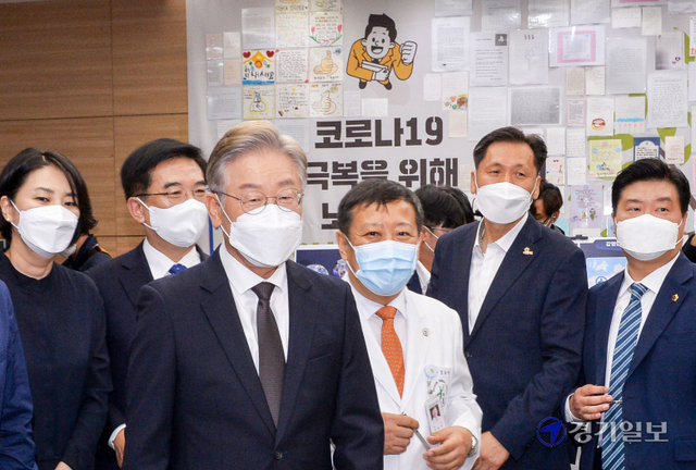 더불어민주당 대선 경선후보인 이재명 경기도지사가 28일 오전 인천 동구 인천의료원을 방문해 현황보고를 받은뒤 음압병동으로 향하고 있다. 장용준기자