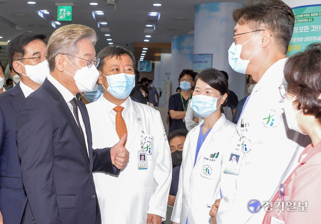 더불어민주당 대선 경선후보인 이재명 경기도지사가 28일 오전 인천 동구 인천의료원을 방문해 의료진들과 인사를 나누고 있다. 장용준기자