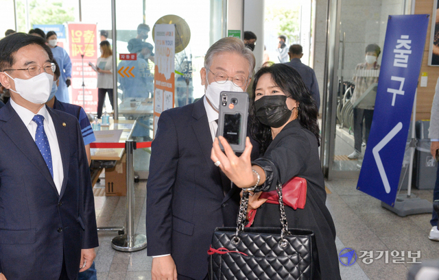 더불어민주당 대선 경선후보인 이재명 경기도지사가 28일 오전 인천 동구 인천의료원을 방문해 한 지지자와 셀카를 찍고 있다. 장용준기자