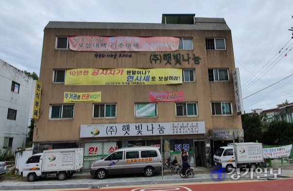 괴안3D재개발구역 일부 비조합원들이 건물을 봉쇄한 채 대치하고 있다. 사진은 일부 비조합원들이 대치 중인 건물. 김종구기자