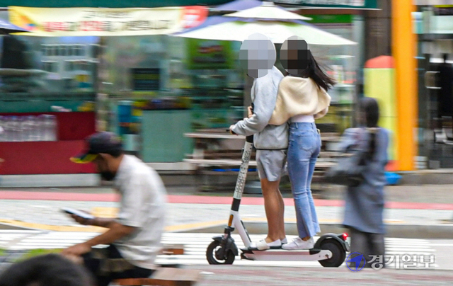 28일 오후 수원시 장안구청사거리에서 시민이 안전모를 착용하지 않은 채 '개인형 이동장치(PM)' 를 운행을 하고 있다.조주현기자