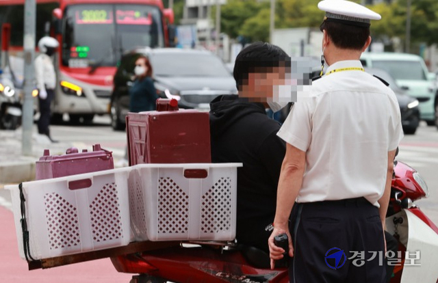28일 연수구 송도국제도시 이안종합상가사거리에서 합동단속반 경찰이 교통법규 위반 오토바이를 단속하고 있다. 장용준기자