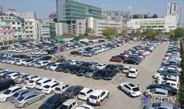 수원시청 옆 부설주차장에 시의회 단독청사 건립이 확정되면서 공사기간 중 주차공간 부족으로 시청 일대의 ‘주차대란’이 우려되고 있다. 사진은 지난 4월6일 주차차량으로 가득한 해당 주차장. 조주현기자