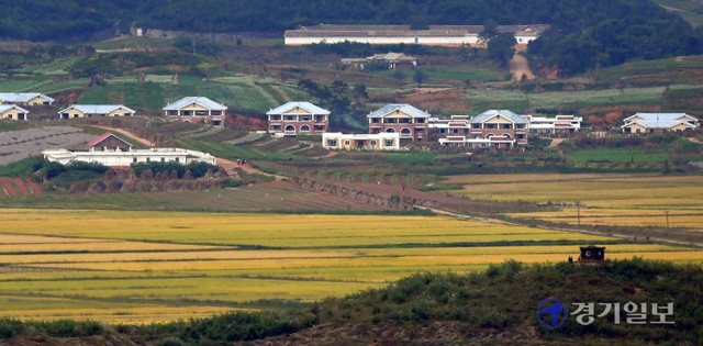 북한이 남북관계 복원 관련 긍정적 담화를 발표한지 사흘 만에 동해상으로 단거리 미사일을 발사하는 등 속내를 알 수 없는 행보를 보이고 있다. 28일 오전 파주시 오두산통일전망대에서 바라본 북한 황해북도 개풍군 마을에서 경계근무를 서고 있는 북한군 초소 너머로 주민들이 농사일을 하고 있다. 윤원규기자