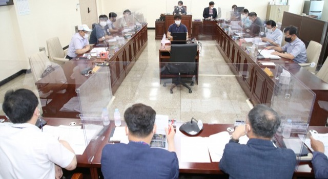 지난 19일 회의 중인 고양시의회 '서울시운영기피시설설치운영실태및주민지원대책특별위원회'.