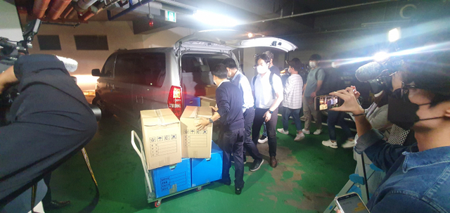 29일 서울중앙지검 대장동 개발 의혹 사건 전담수사팀이 화천대유 본사에 대한 압수수색을 진행했다. 진명갑기자