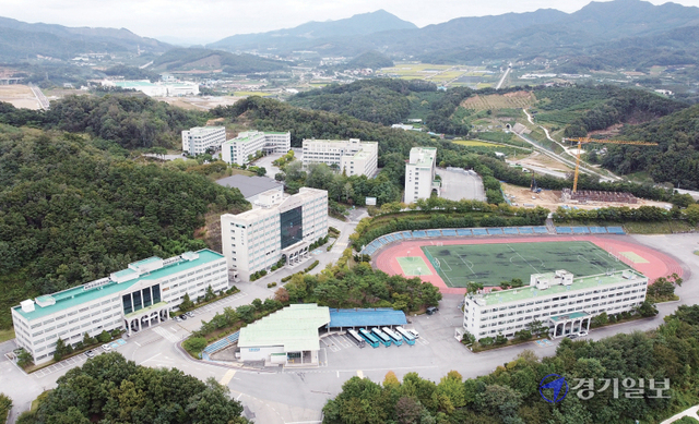 장호원읍과 직선거리로 불과 200m 떨어진 충북 음성군 감곡면에는 대학 및 산업단지가 조성되고 있다. 사진은 극동대학교와 이테크(e-Tech)산업단지 모습. 조주현기자