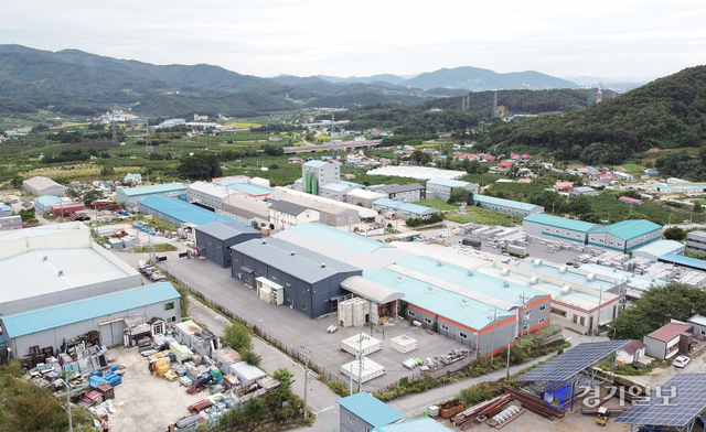 장호원읍과 직선거리로 불과 200m 떨어진 충북 음성군 감곡면에는 대학 및 산업단지가 조성되고 있다. 사진은 극동대학교와 이테크(e-Tech)산업단지 모습. 조주현기자