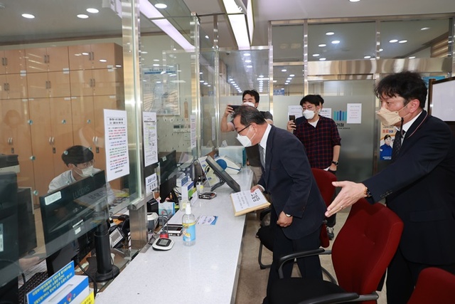 조광한 남양주시장이 고발장 제출을 위해 1일 오후 의정부지검을 방문했다. 조 시장은 이날 경기도청 감사관과 직원들을 직권남용, 직무유기, 명예훼손, 모욕 등 4개 혐의로 고발했다.
