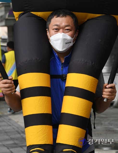 경기도시장상권진흥원 역점사업인 경기도 골목상권 조직화(공동체) 지원사업 '골목상권-지역단체 협업'프로젝트에 참여한 안산시 와리상인회(회장 오재민.단원구 와동)와 와동 지역 봉사단체 한울타리(대표 곽노명)가 2일 안산시 단원구 와동 어린이공원(와동공원로 7번길15) 일원에서 거리정화 및 방역행사를 벌이고 있다. 한편, 이날 행사에는 고영인 국회의원(안산 단원구(갑)), 강태형 경기도의회 의원(문화체육관광위)를 비롯 박은경 안산시의회 의장, 이기환 안산시의회 의원(문화복지위) 및 관계자 등 총 50여 명이 참석했다. 조주현기자