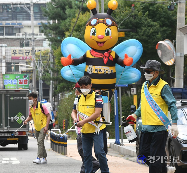 경기도시장상권진흥원 역점사업인 경기도 골목상권 조직화(공동체) 지원사업 '골목상권-지역단체 협업'프로젝트에 참여한 안산시 와리상인회(회장 오재민.단원구 와동)와 와동 지역 봉사단체 한울타리(대표 곽노명)가 2일 안산시 단원구 와동 어린이공원(와동공원로 7번길15) 일원에서 거리정화 및 방역행사를 벌이고 있다. 한편, 이날 행사에는 고영인 국회의원(안산 단원구(갑)), 강태형 경기도의회 의원(문화체육관광위)를 비롯 박은경 안산시의회 의장, 이기환 안산시의회 의원(문화복지위) 및 관계자 등 총 50여 명이 참석했다. 조주현기자