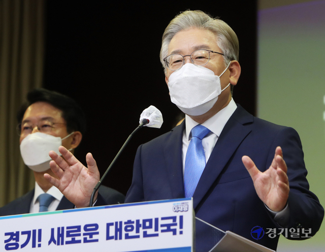 더불어민주당 대권주자인 이재명 경기도지사가 3일 오전 경기도의회 대회의실에서 기자회견을 열고 경기지역 공약을 발표하고 있다.  윤원규기자