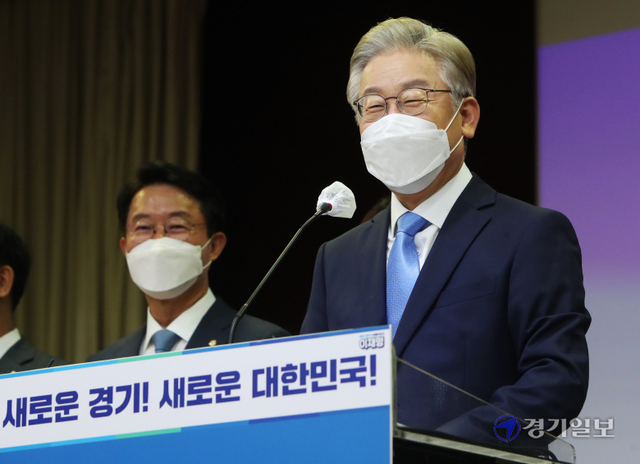 더불어민주당 대권주자인 이재명 경기도지사가 3일 오전 경기도의회 대회의실에서 기자회견을 열고 경기지역 공약을 발표하고 있다.  윤원규기자