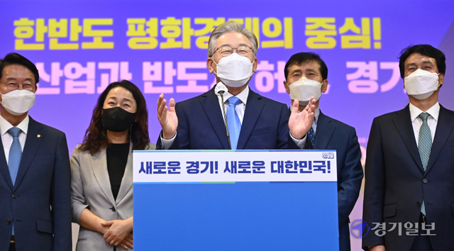 더불어민주당 대권주자인 이재명 경기도지사가 3일 오전 경기도의회 대회의실에서 기자회견을 열고 경기지역 공약을 발표하고 있다.  윤원규기자