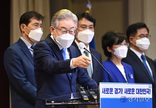 더불어민주당 대권주자인 이재명 경기도지사가 3일 오전 경기도의회 대회의실에서 기자회견을 열고 경기지역 공약을 발표하고 있다.  윤원규기자