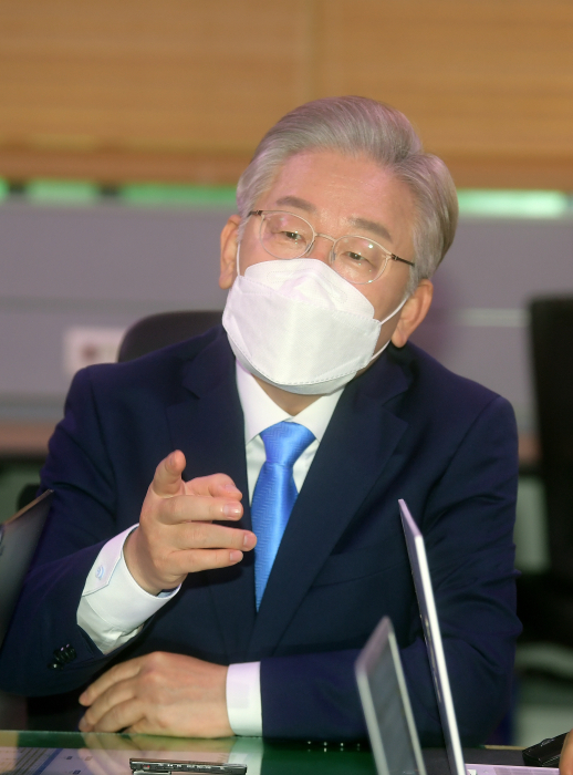 이재명 경기도지사가 3일 '더불어민주당 대선 경선후보 경기지역 공약발표'를 마친 뒤 지역 언론과 만나 인터뷰를 하고 있다. 윤원규기자