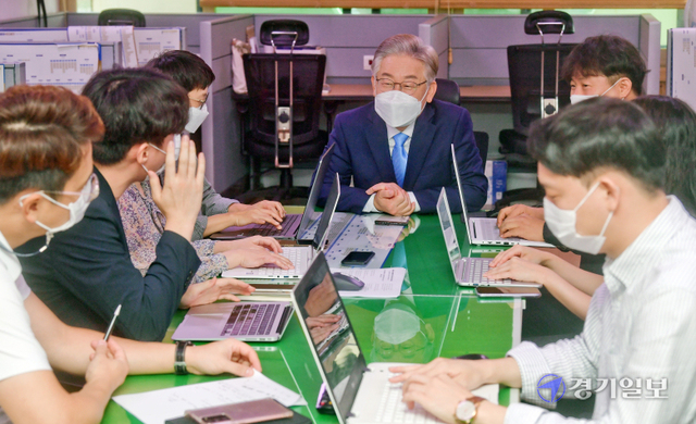 더불어민주당 대선 경선 후보인 이재명 경기도지사가 3일 오전 경기도청 지방기자실을 찾아 지방언론사 기자들과 인터뷰를 하고 있다. 윤원규기자